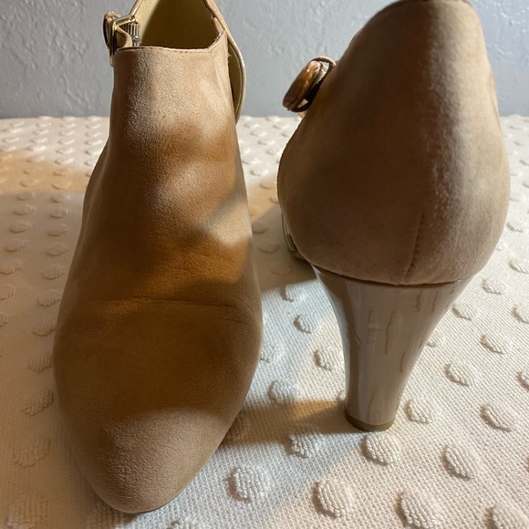 BANDOLINO Tan Women’s Cutout Booties - Picture 5 of 16